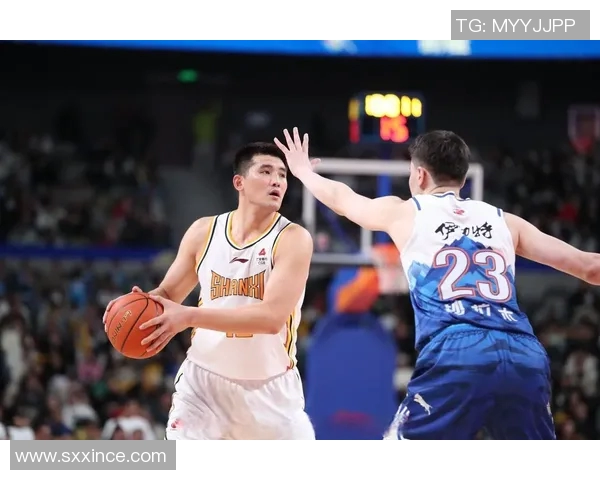 新疆男篮迎战八一男篮争夺季后赛席位的关键之战